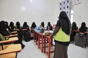 مركز الملك سلمان للإغاثة يواصل دورات تدريب معيلات الأيتام في مأرب