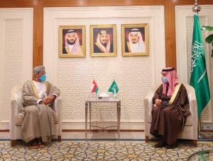 وزير الخارجية يبحث مع نظيره العُماني القضايا الإقليمية والدولية