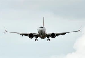 طائرة “بوينغ 737 ماكس” كندية تغيّر وجهتها إثر خلل بالمحرك