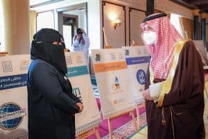 أمير تبوك يطلع على أعمال الفنانين والفنانات بالمنطقة
