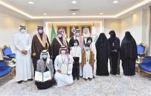 أمير نجران يكرم طالبين حققا المركز الأول والثاني في مسابقة تحدي القراءة