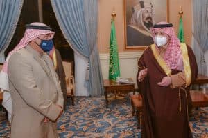 أمير تبوك يشيد بمبادرة “القحطاني” مع ورثة إحدى الأسر بالمنطقة