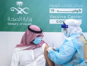 وزير الحرس الوطني يتلقى الجرعة الأولى من لقاح كورونا