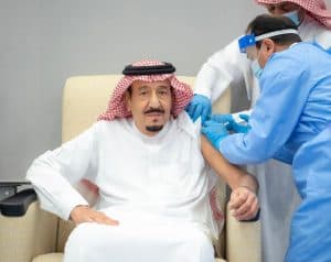 خادم الحرمين الشريفين يتلقى الجرعة الأولى من لقاح كورونا (كوفيد – 19)