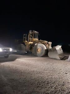 ضبط شاحنات تسرق الرمال في المزاحمية