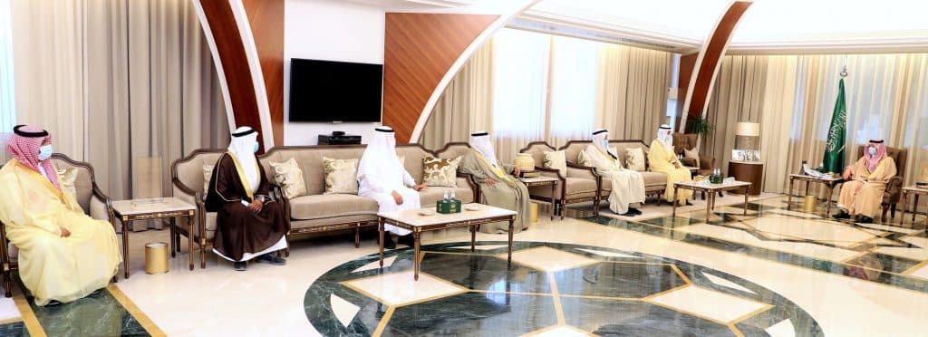 أمير الشرقية يستقبل فريق المحبة والسلام التطوعي