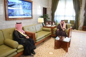 أمير الرياض يستقبل رئيس هيئة الهلال الأحمر السعودي