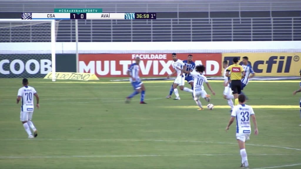 استبدال لاعب خلال استراحة الشوطين لإصابته بـ”كورونا”