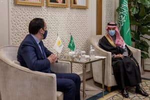 وزير الخارجية يستقبل نظيره القبرصي