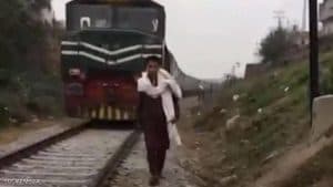 باكستاني يلقى حتفه تحت عجلات قطار خلال تصوير مقطع فيديو