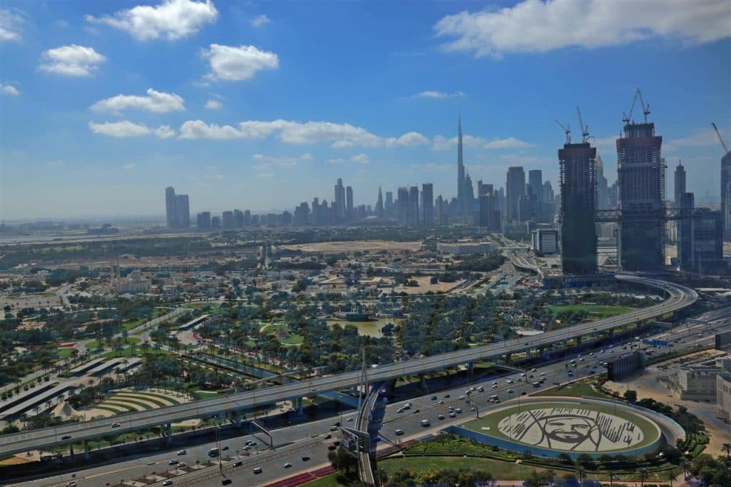 دبي تغلق المطاعم والمقاهي لاحتواء كورونا