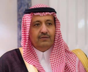 أمير الباحة يؤكد أهمية تعزيز الهوية المحلية في معالجة التشوهات البصرية