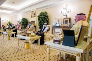 أمير القصيم يتسلم شهادة الاعتماد المؤسسي لكليات بريدة الأهلية