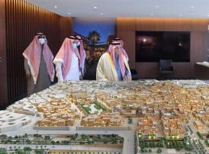 أمير الرياض يزور هيئة تطوير بوابة الدرعية ويطلع على مشروعاتها