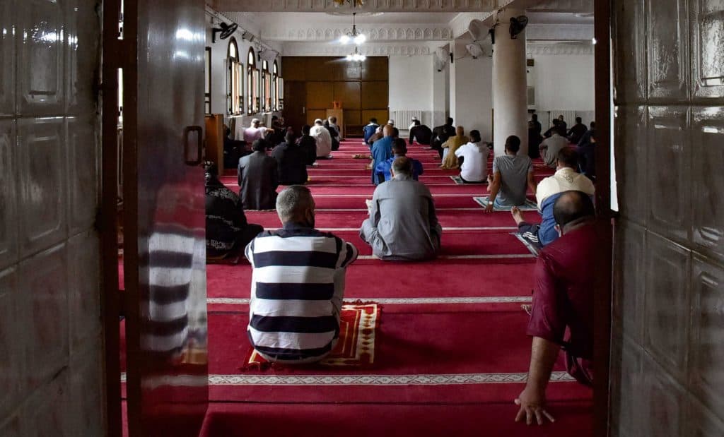 الجزائر تعيد فتح مساجدها وتستأنف الأنشطة الفندقية