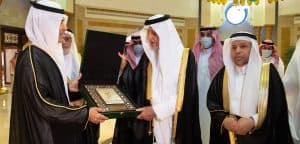 الأمير خالد الفيصل يتسلم درع منظمة “الإيسسكو”