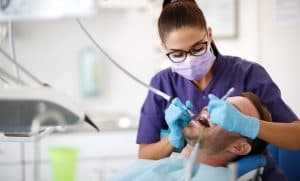 التخصصات الصحية تدفع بـ 345 مساعد طبيب أسنان للعمل