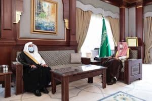 أمير المدينة يطلع على تقرير حول خدمة الزائرين في المسجد النبوي