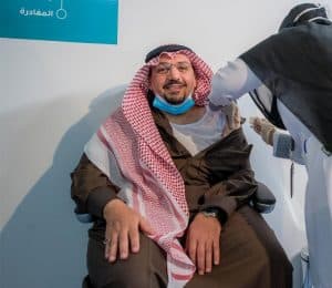 سمو أمير منطقة القصيم يتلقى الجرعة الأولى من لقاح كورونا