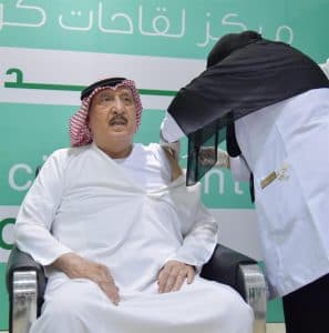 سمو أمير جازان يُدشن مركز لقاحات كورونا ويتلقى الجرعة الأولى