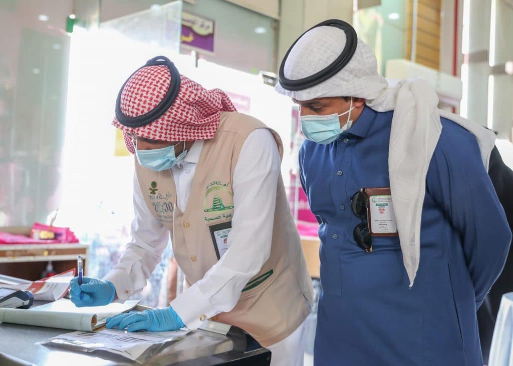 ضبط 1210 مخالفات لأنظمة العمل و187 مخالفة للإجراءات الاحترازية