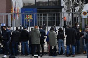 “اعتقالات” عدة بعد مداهمة الشرطة الإسبانية لمقر نادي برشلونة