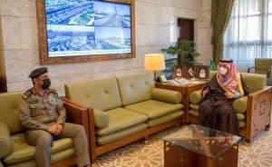 أمير الرياض يطمئن على المتضررين من سقوط شظايا الصاروخ الباليستي