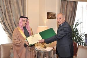 نيابة عن سمو ولي العهد.. سمو وزير الخارجية يتسلّم درع العمل التنموي العربي