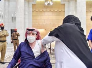 سمو أمير الرياض يوجه بتدشين مركز لقاحات كورونا في قصر الحكم