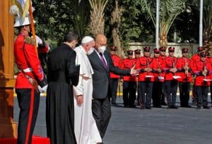 البابا فرنسيس يبدأ زيارة تاريخية للعراق