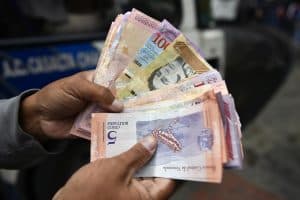 فنزويلا تصدر أوراقا نقدية جديدة وتصل إلى ورقة مليون بوليفار