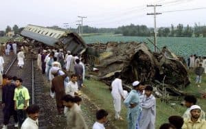 مصرع وإصابة 40 شخصاً إثر خروج قطار عن مساره في باكستان