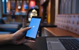روسيا تبطئ خدمة تويتر وتتهمها بانتهاك القانون الروسي