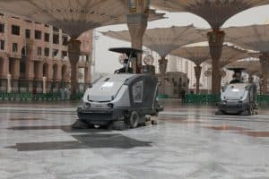 1490 عاملاً وعاملة ينجزون أعمال التنظيف بالمسجد النبوي أثناء الغبار
