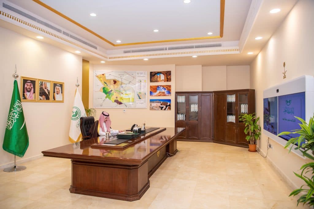 أمير الجوف يرأس 2