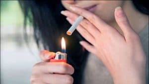 التدخين وقلة النشاط البدني تزيد من حدوث “هشاشة العظام”