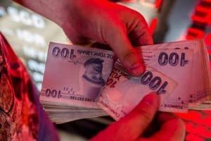 الليرة التركية تنخفض 17% مقابل الدولار