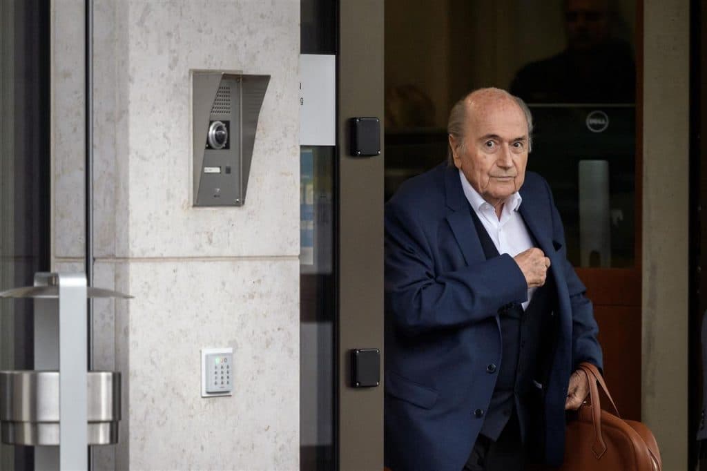 فيفا يجدد إيقاف رئيسه وأمينه العام السابقين ست سنوات