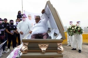 مرشح للانتخابات البرلمانية المكسيكية يطلق حملته من داخل نعش