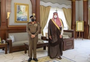 أمير المدينة المنورة يستقبل مدير الدفاع المدني بالمنطقة