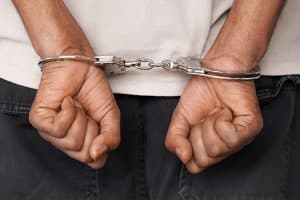 إيطالي يجنّد رجلا عبر الإنترنت لشلّ خطيبته السابقة وتشويهها