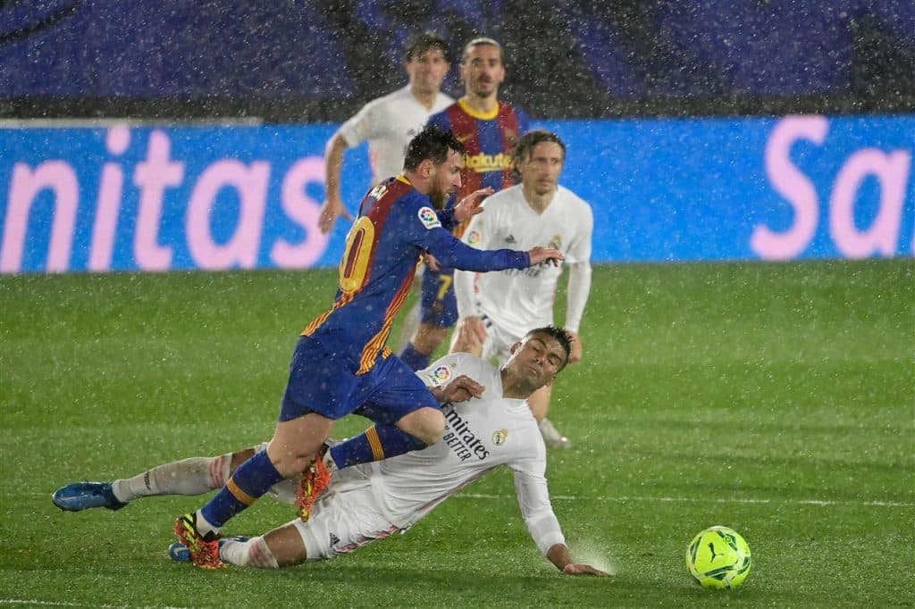 ريال مدريد يسقط برشلونة 2-1 ويتصدر مؤقتا