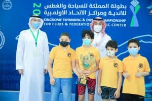 وزير الرياضة يُتوج الفائزين بطولة المملكة للسباحة والغطس