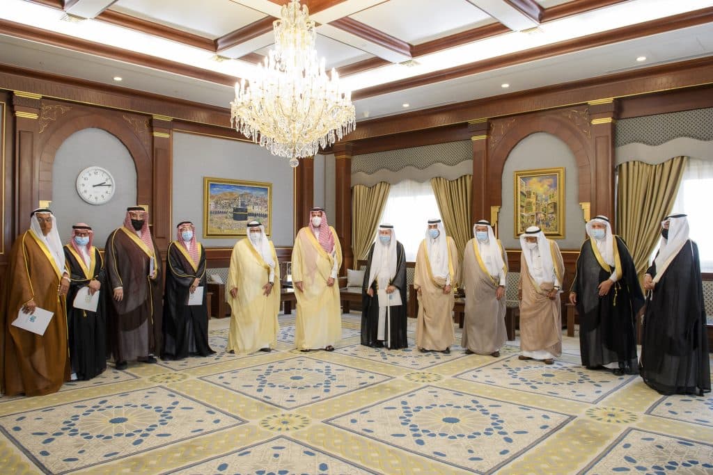 أمير المدينة المنورة يلتقي رئيس وأعضاء جمعية طيبة التعليمية