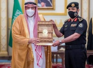 أمير القصيم يكرم إدارة دوريات الأمن وغرفة القصيم لتدريبهما 1000 فرد بالقطاع الأمني