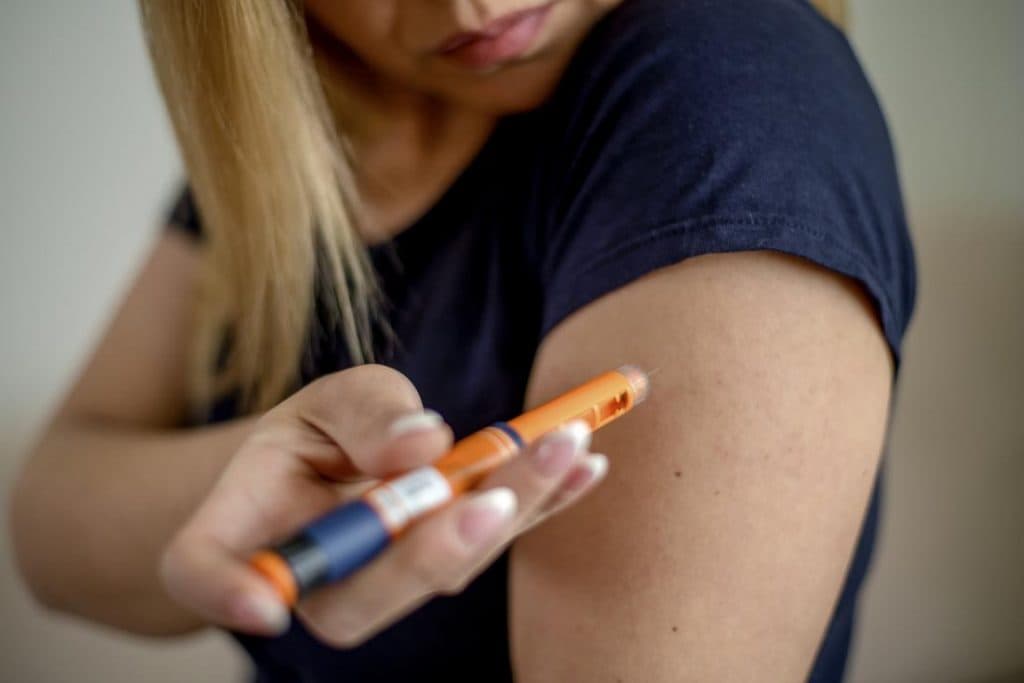 lady-takes-insulin