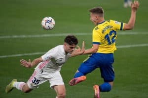 الريال يتصدر الدوري الإسباني بفوزه على قادش