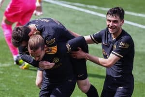 ثنائية غريزمان تُبقي برشلونة في السباق على اللقب