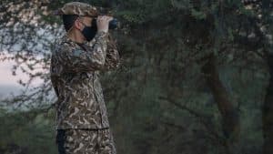 الأمن البيئي يضبط مواطنًا إثر فيديو يظهر اصطياده صقرًا في طريف