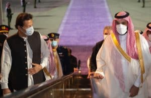ولي العهد في مقدمة مستقبلي رئيس وزراء باكستان